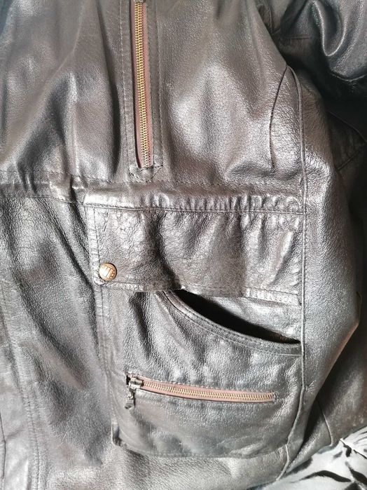 Vând haina din piele lunga