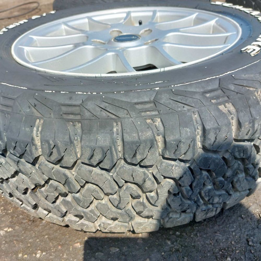 Продавам Гуми 215 65 16
