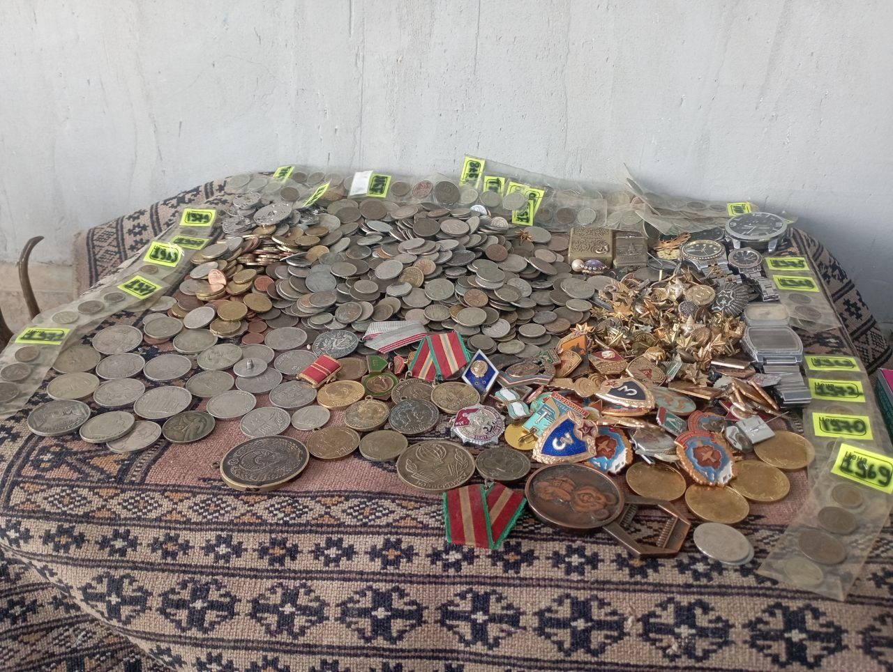 Tangalar va medallar zinachoklar soatlar va antikvar narsalar hammasi
