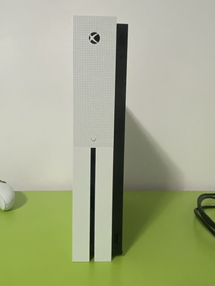 Vand Xbox One S 1tb Preț 750 RON usor negociabil