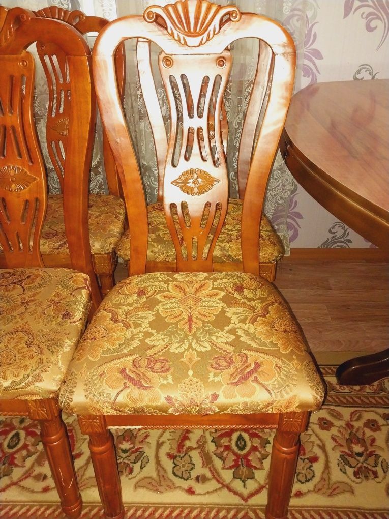 Стол и стулья продам