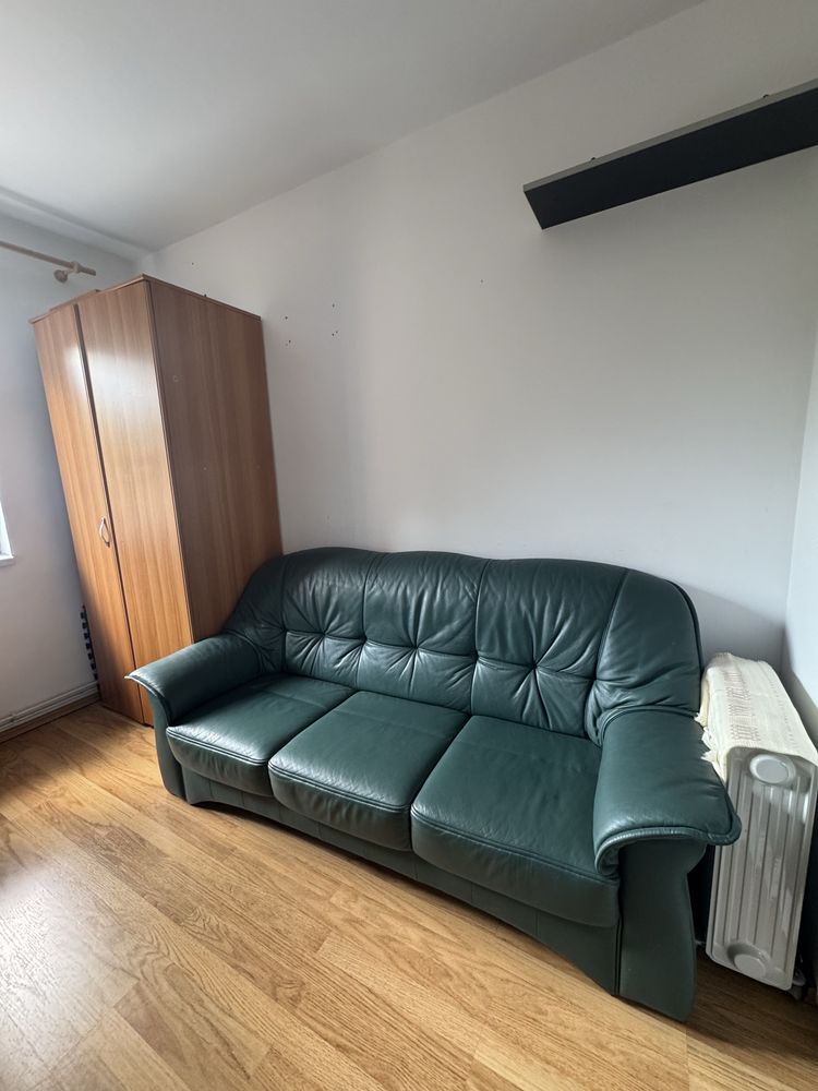 Canapea din piele naturală verde – 3 locuri, confortabilă, stare bună