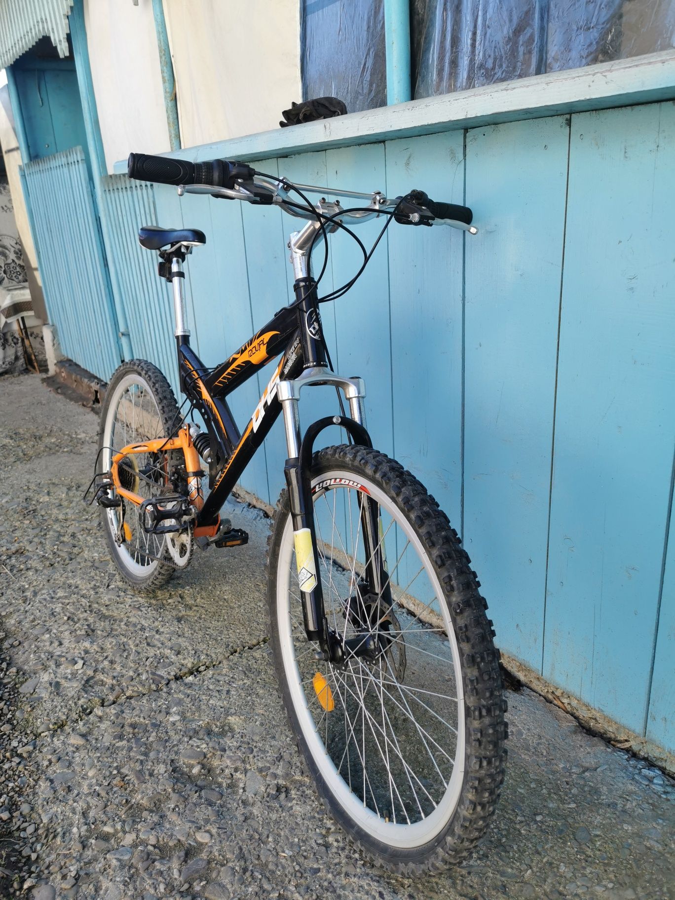 Vând bicicletă pentru teren accidentat și oraș