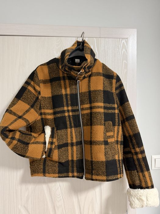 Преходно кафяво яке