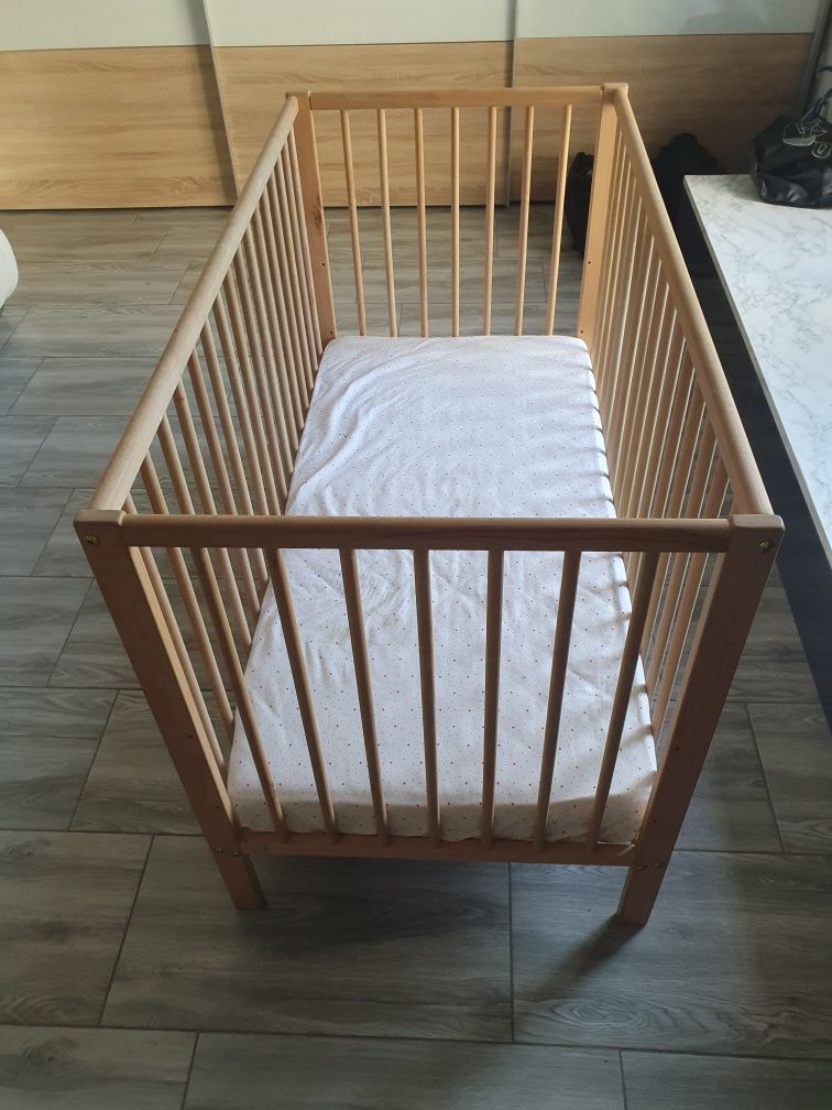 Patut bebelusi din lemn  60×120  cu saltea
