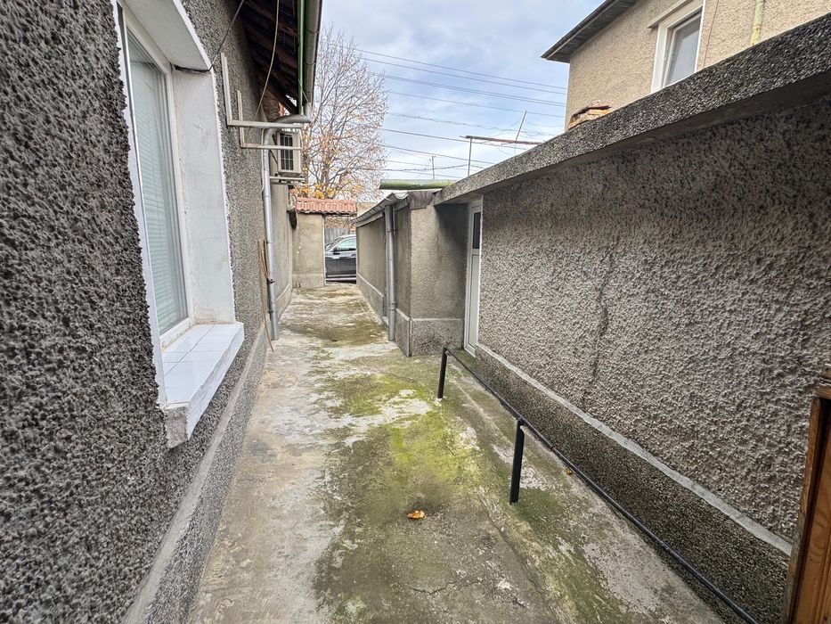 Самостоятелна Къща с Гараж до Очна Клиника “Тасков” , гр. Търговище