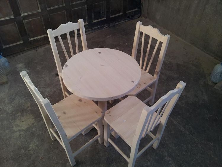 Кръгла маса и столове