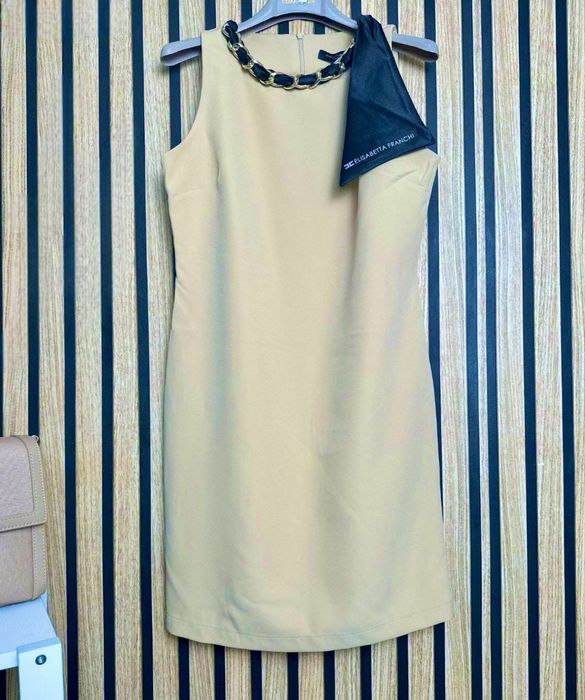 Елегантна рокля с бижу