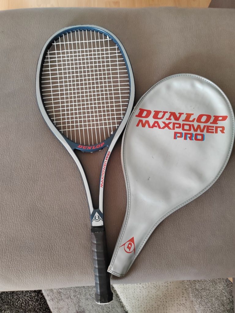 Racheta tenis de câmp Dunlop.