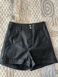Къси кожени панталонки Bershka