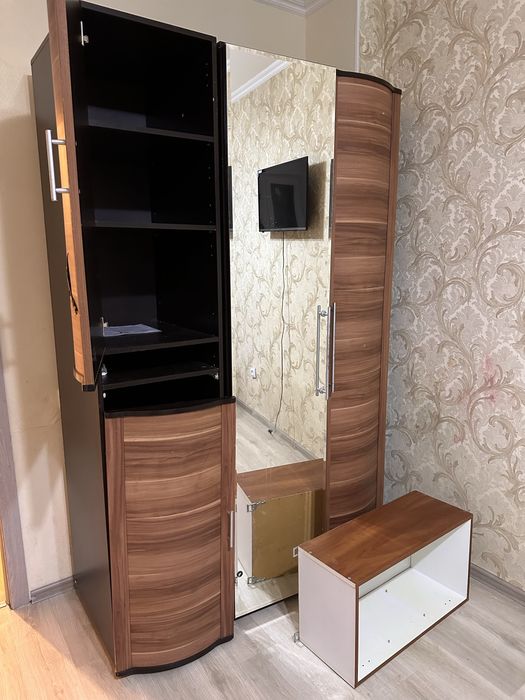 Шкаф с зеркалом и отдельно остатки кухонного гарнитура отдам даром