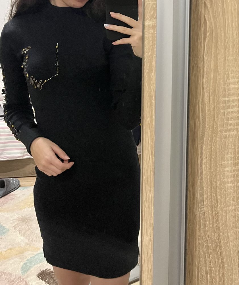 Черна рокля по тялото