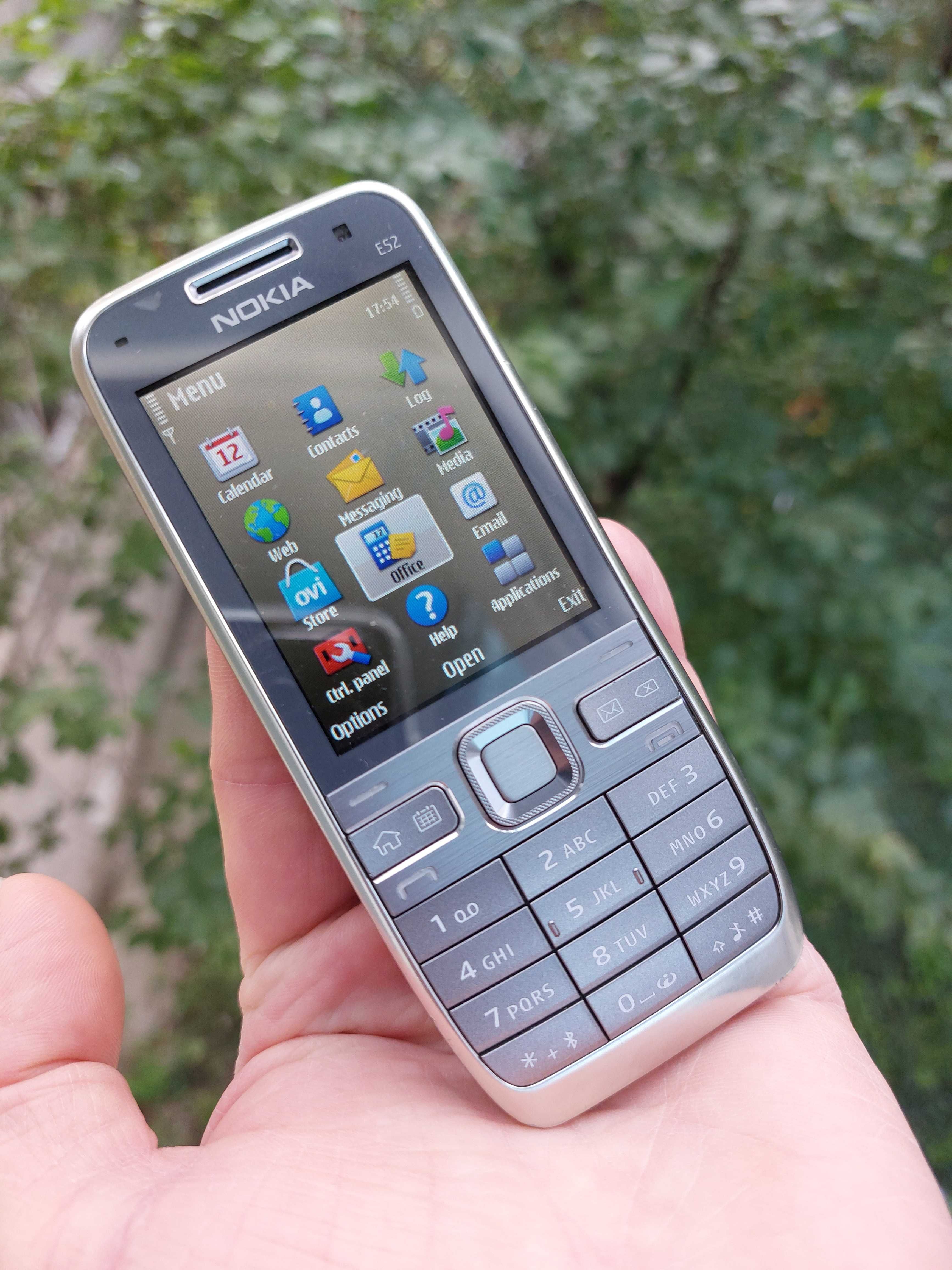 Nokia E52 original Finlanda decodat orice retea gri-argint