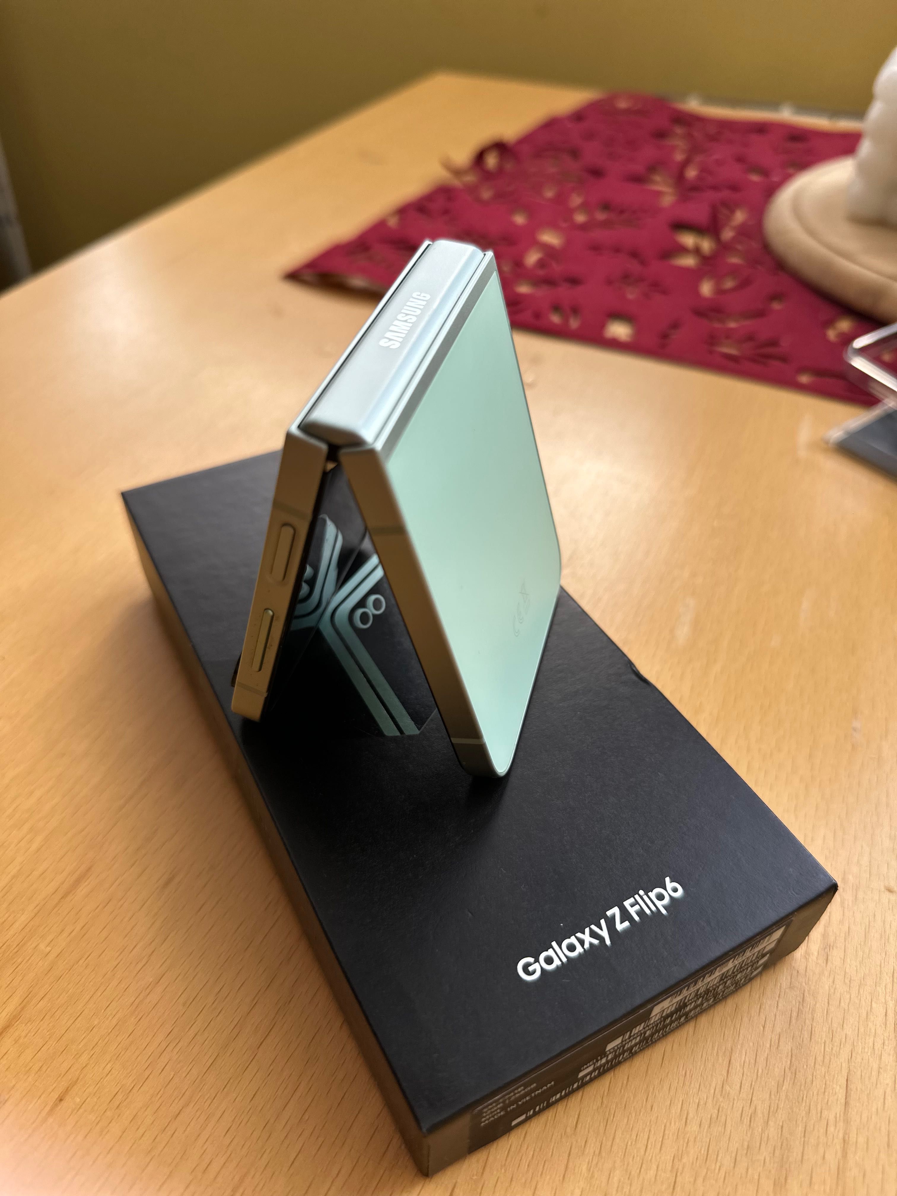Samsung Galaxy Z Flip 6 + подарък оригинален калъф