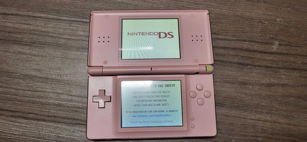NINTENDO DS Lite fuctional se vinde cum se vede fara alte accesorii