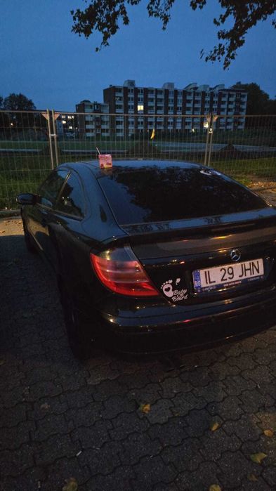 Vând s-au schimb mercedes c 180