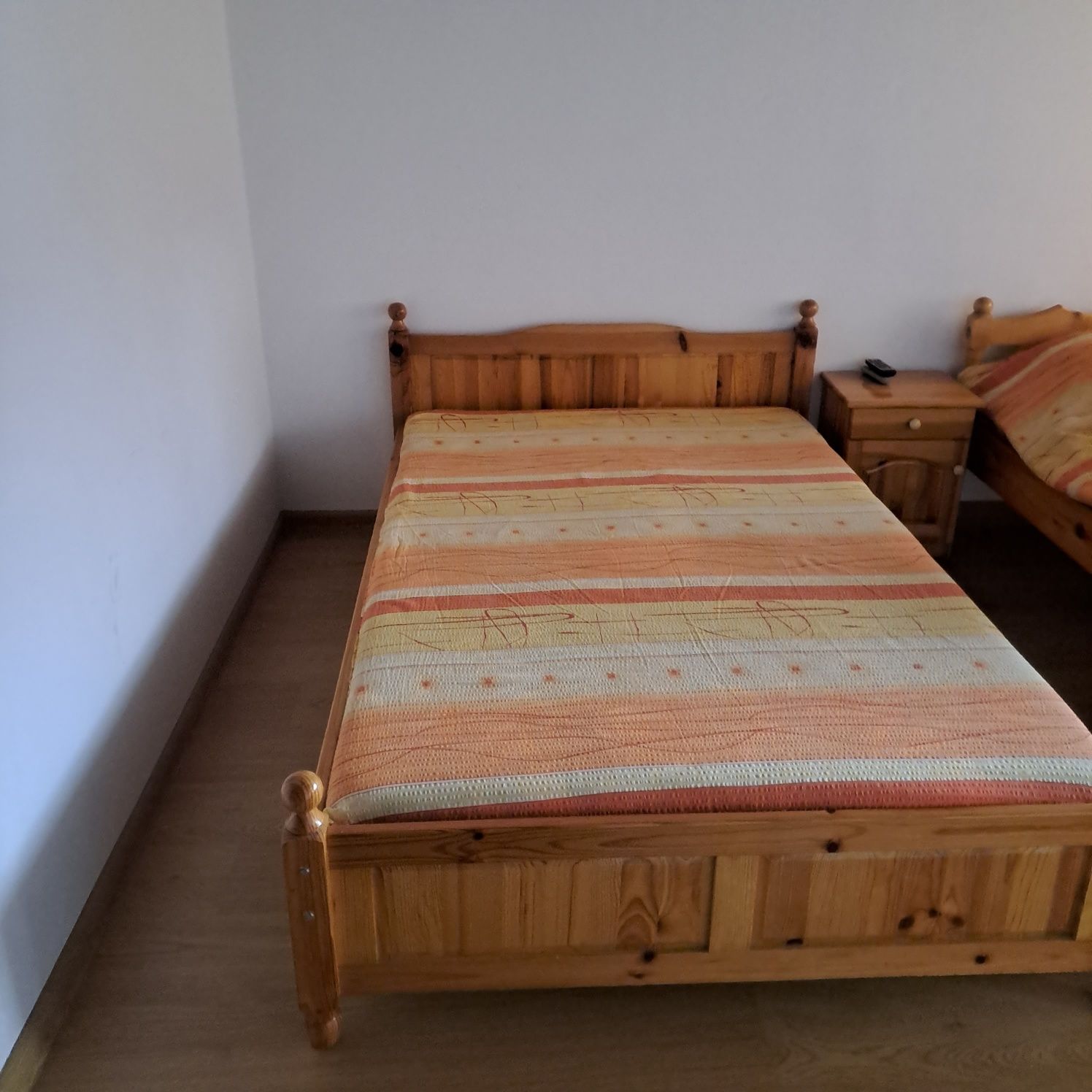 Продавам спални от масивно дърво