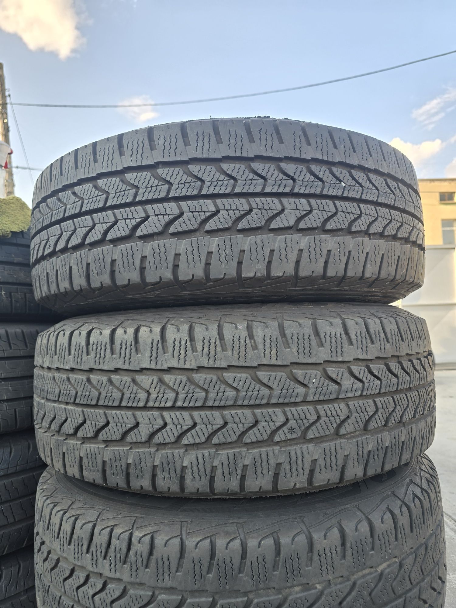 4 Броя Бусови 215/65/16C Goodyear 2x7mm 2x6,5mm 21dot