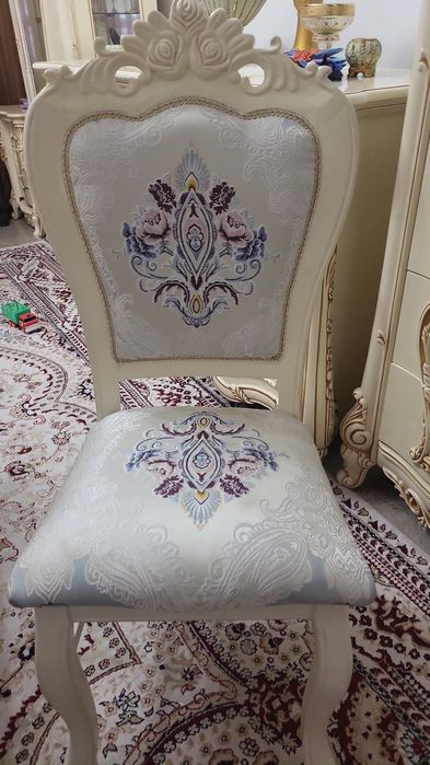 Стол и 10 стульев