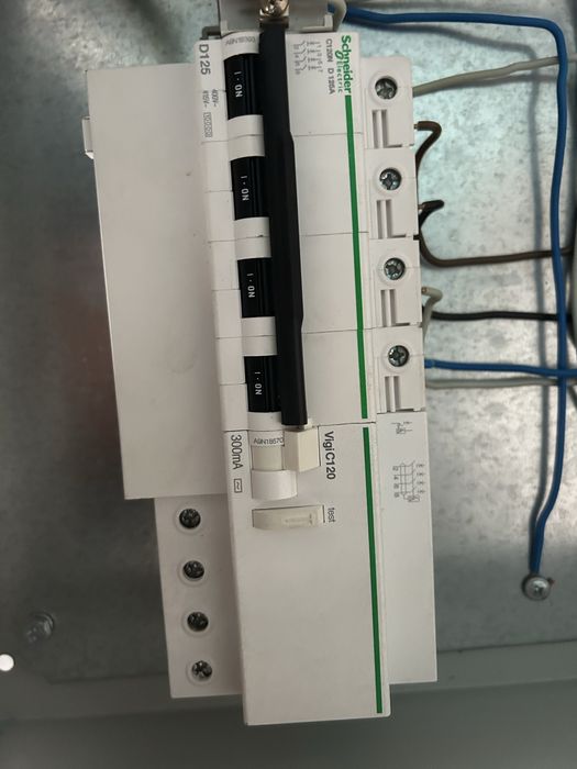 Продавам C120H - автоматичен прекъсвач - 4P - 125A - D