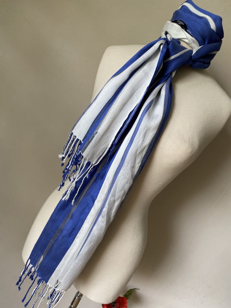 Копринен шал Hobbs London в бяло и синьо