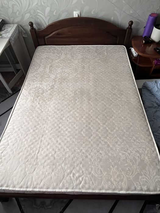 Продам деревянную кровать.