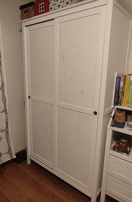 Дървен гардероб Икеа