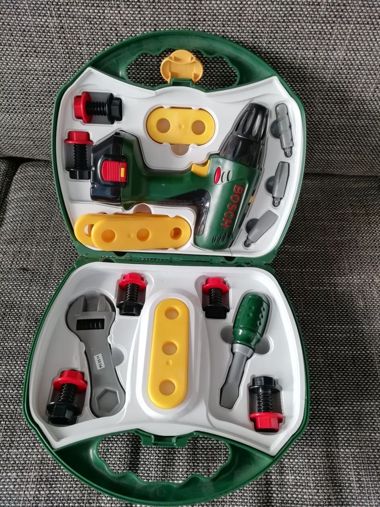 детска маса с работни инструменти  с оригиналнално куфарче BOSCH
