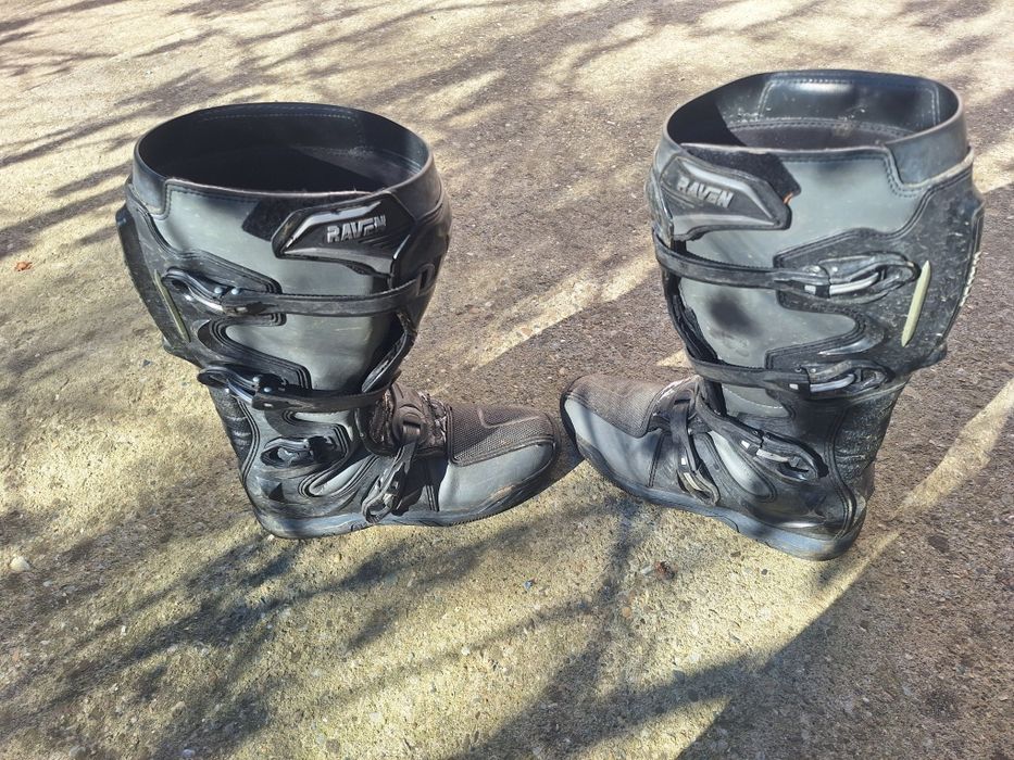 Vând ghete Raven  în stare bună