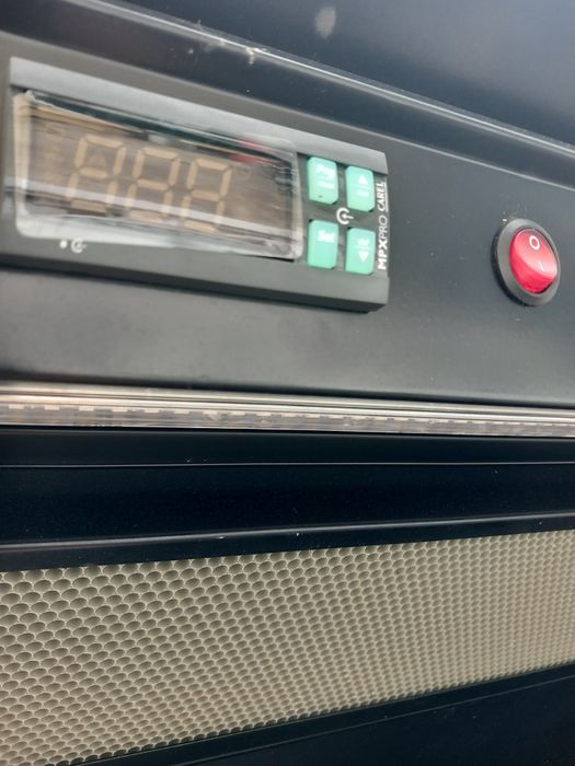 Vând vitrina frigorifica verticala