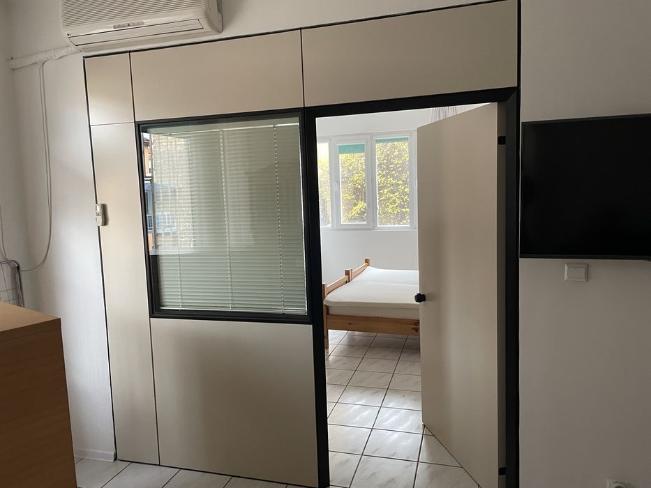 Преградна стена с вградена врата, щора и стъклопакет