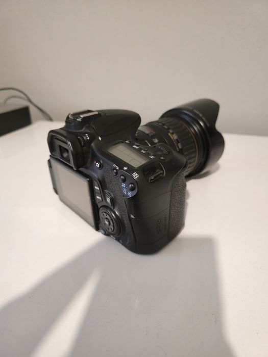 Vând Canon EOS 60D + obiectiv 28-135mm f4.5-5.6