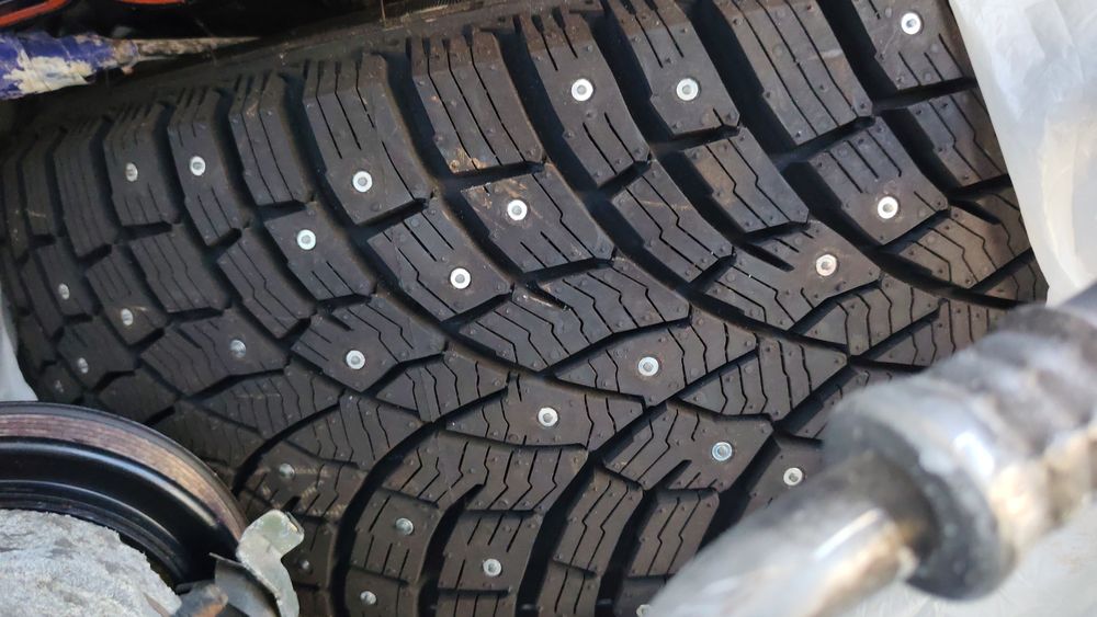 Продам резину 215/55/17 зимние шипованные 2 штуки