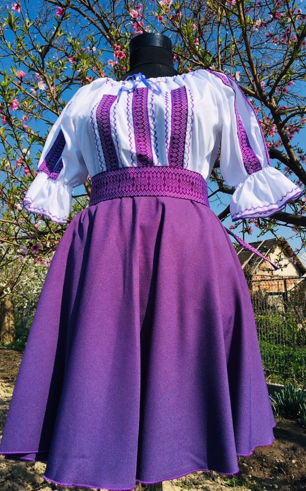 Costum traditional / popular/ național