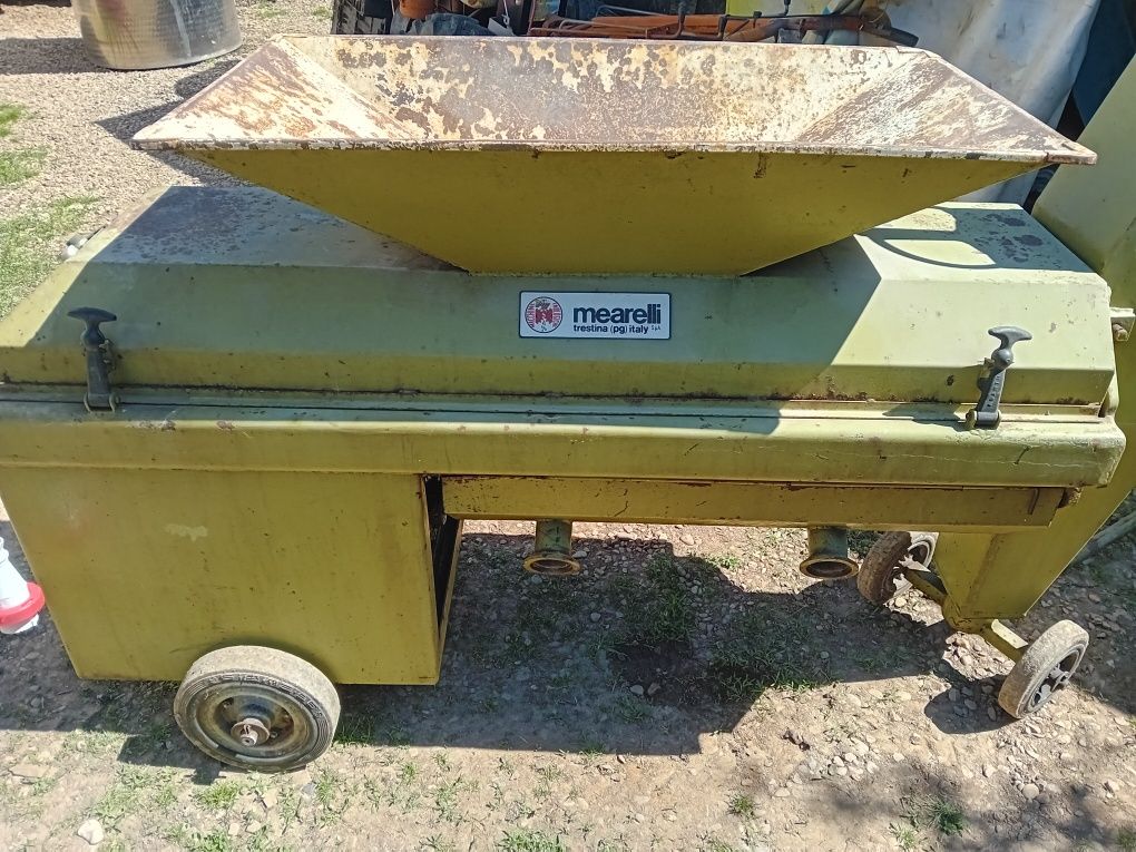Presă de struguri funcțională marca Marelli