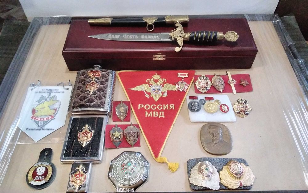 Руски кортик + нагръдни знаци МВД КГБ