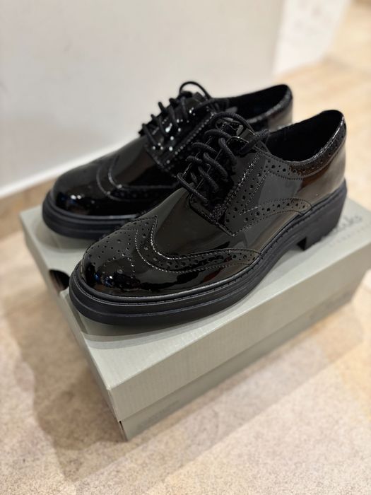 Нови Clarks лачени обувки