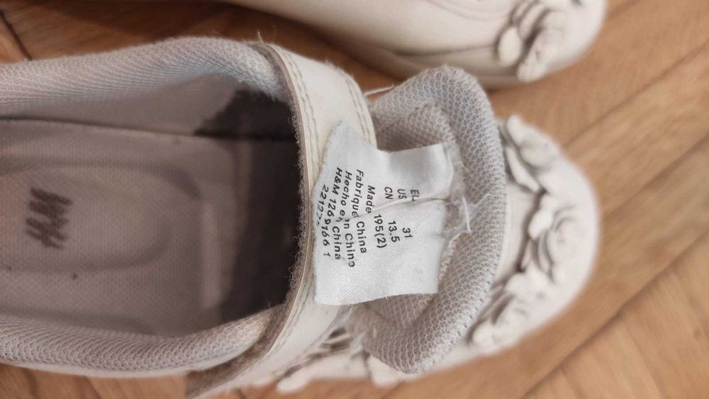 Adidasi fete H&M masura 31, inchidere cu scai si aplicatii floricele