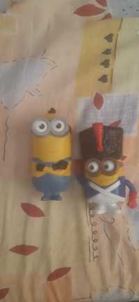 Vând 2 figurine minions