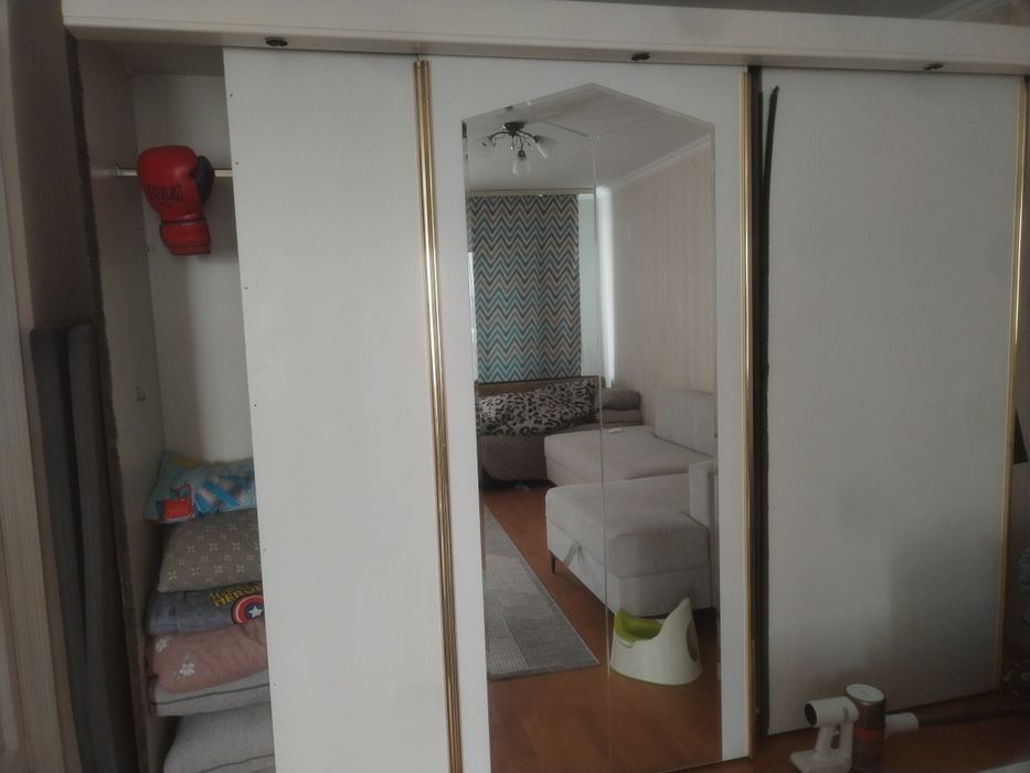 Продам шкаф купе с зеркалом