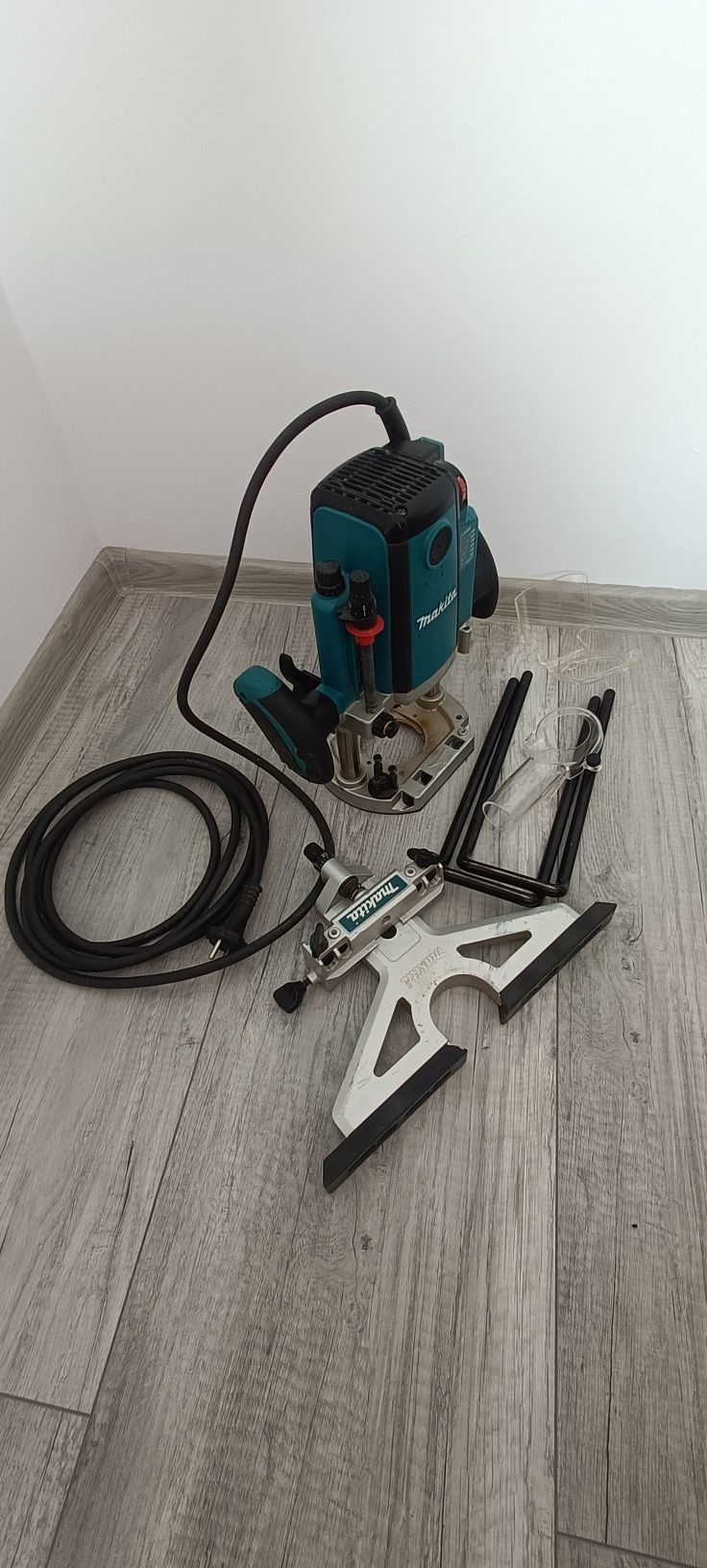 Mașină de frezat Makita RP2300F + accesorii și frezeC