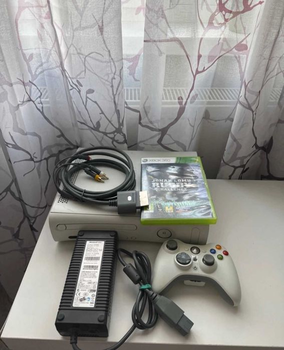 Xbox 360 Phat + Alimentator + Controller + Cablu AV + Joc
