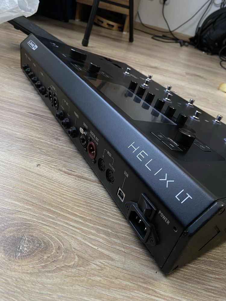 Продам гитарный процессор line6 Helix LT