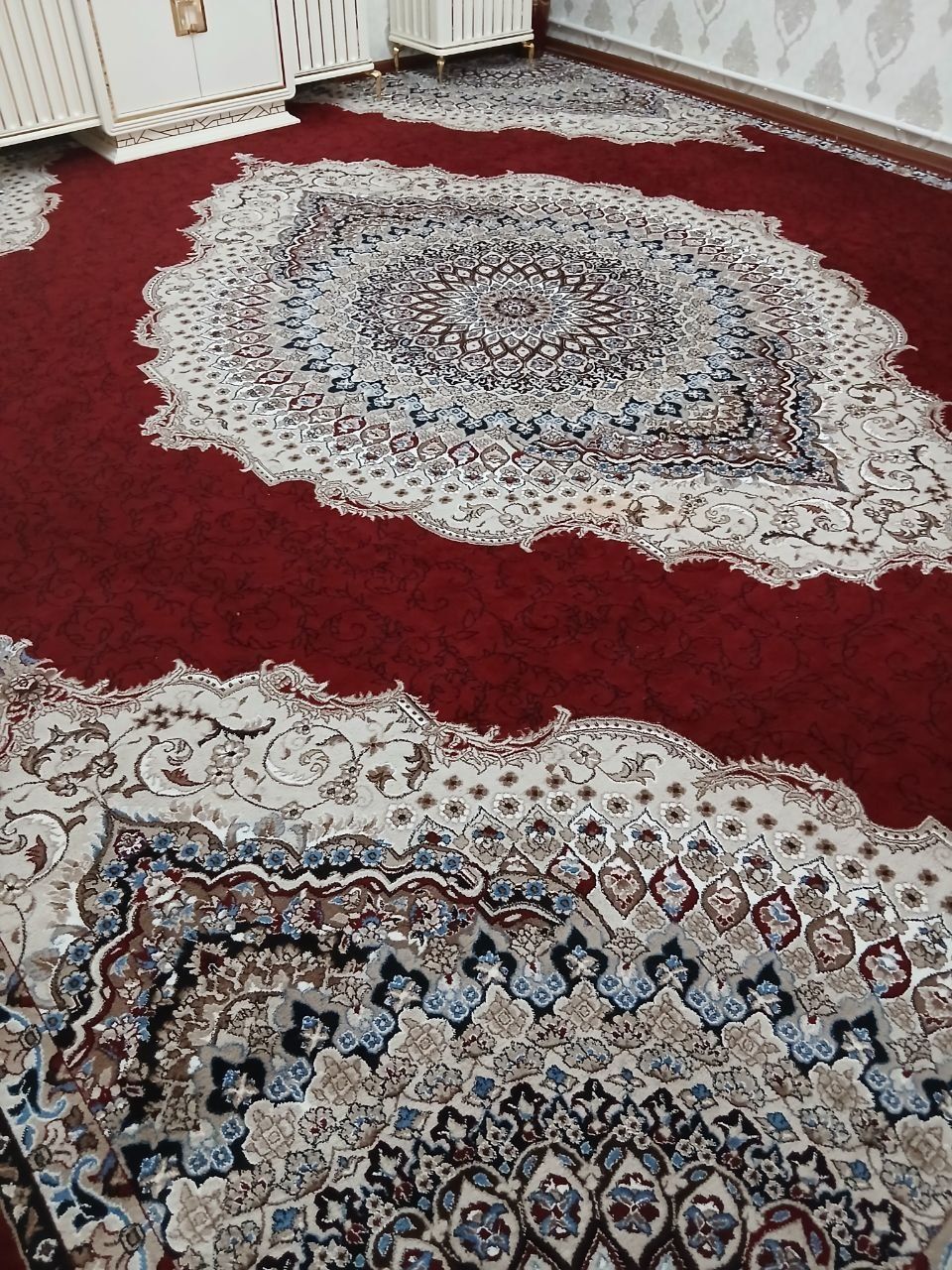 Mehmonxona uchun gilam sotiladi