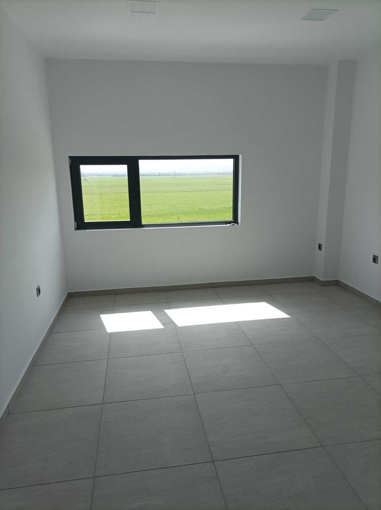 Дава се под наем Промишлена сграда в Казанлък - 522 кв.м за 2040 € - Снимка #2