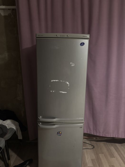Холодильник  самсунг работает  сломана ножка морозильная камера не дом