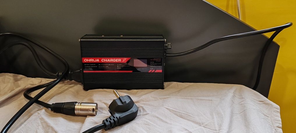 Продавам Зарядно 29.2V 10A Charger Smart For 8S 25.6V