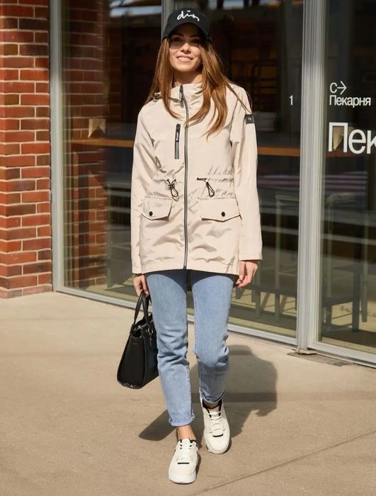 Продам женскую ветровку