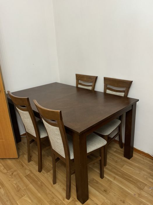 Стол и стулья в гостиную