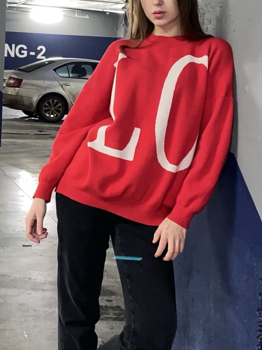 червен пуловер love